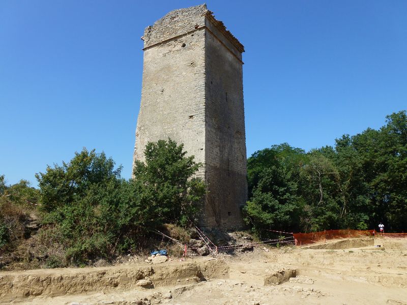 Le clocher de l'église Saint Foulc - Saint Sépulcre du XI ème siècle. L'église ayant été détruite, ce clocher aurait été réhabilité en pigeonnier en 1786.